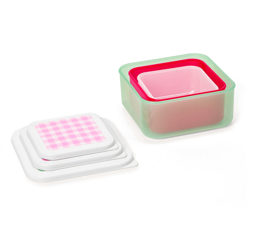 Három négyzet alakú, egymásra rakott edényfedő rózsaszín-fehér kockás mintával, valamint három rózsaszín és zöld színű, egymásba ágyazott négyzet alakú élelmiszer-tároló doboz.