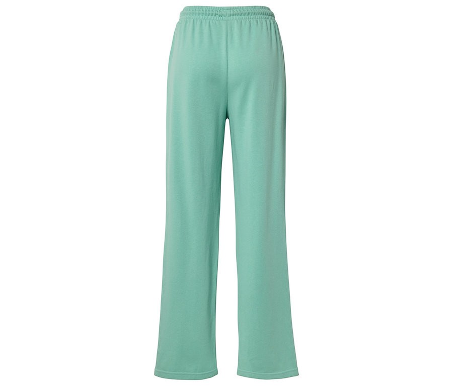 Hátulnézet egy világoszöld, bő szabású nadrágról, gumis derékpánttal.