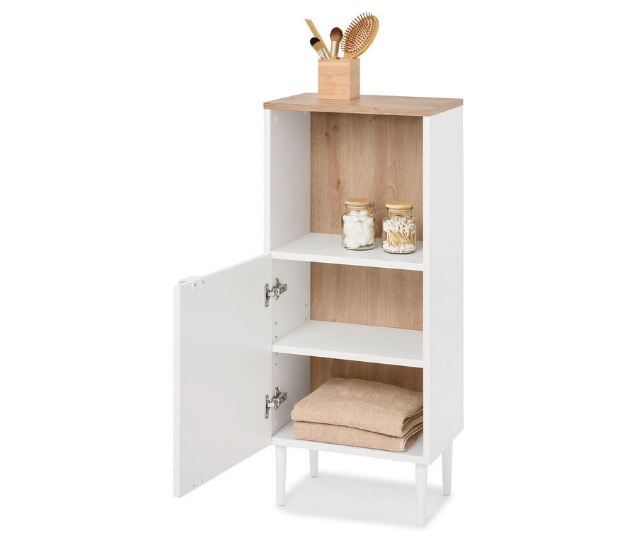 Egy fehér fürdőszobaszekrény nyitott ajtóval. A tetején kozmetikai termékek, belül polcok vattapamacsokkal, fültisztító pálcikákkal és törölközőkkel.