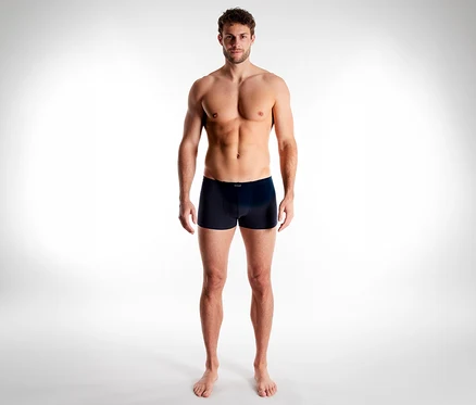 Felsőtestén meztelen férfi áll, sötét Tom Tailor Colorado boxeralsót visel.