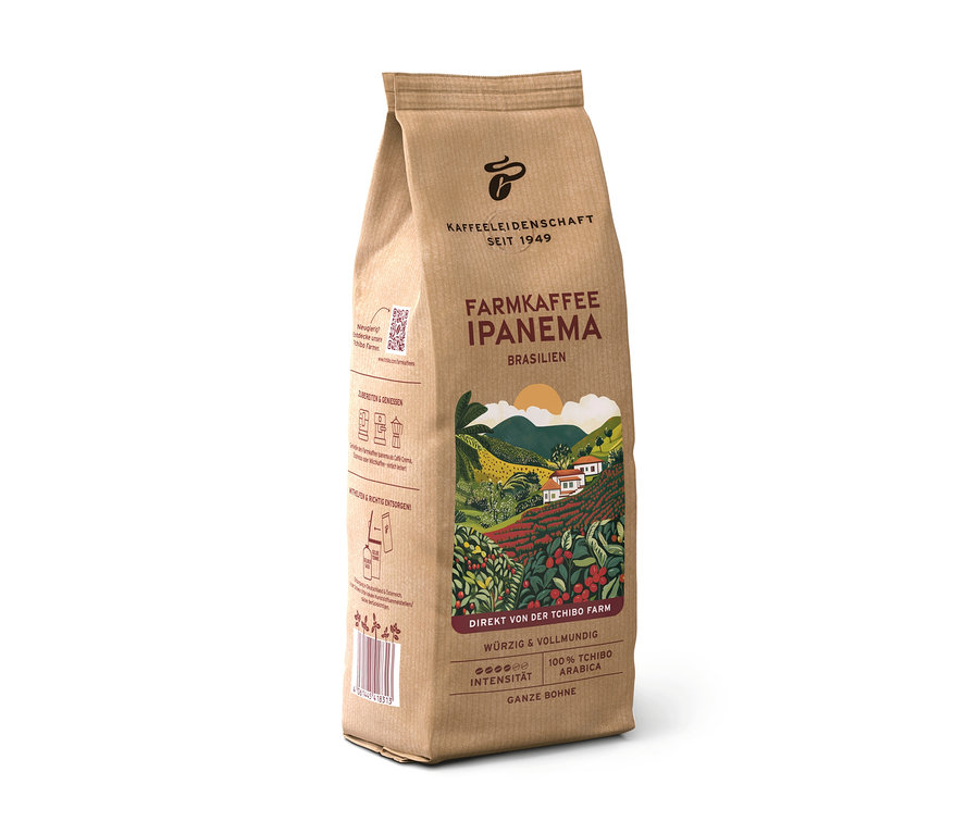 Barna papír Farmkaffee Ipanema kávézacskó egy brazil kávéültetvény illusztrációjával, „Ganze Bohne” (egész szemes) és „100% Tchibo Arabica” felirattal.