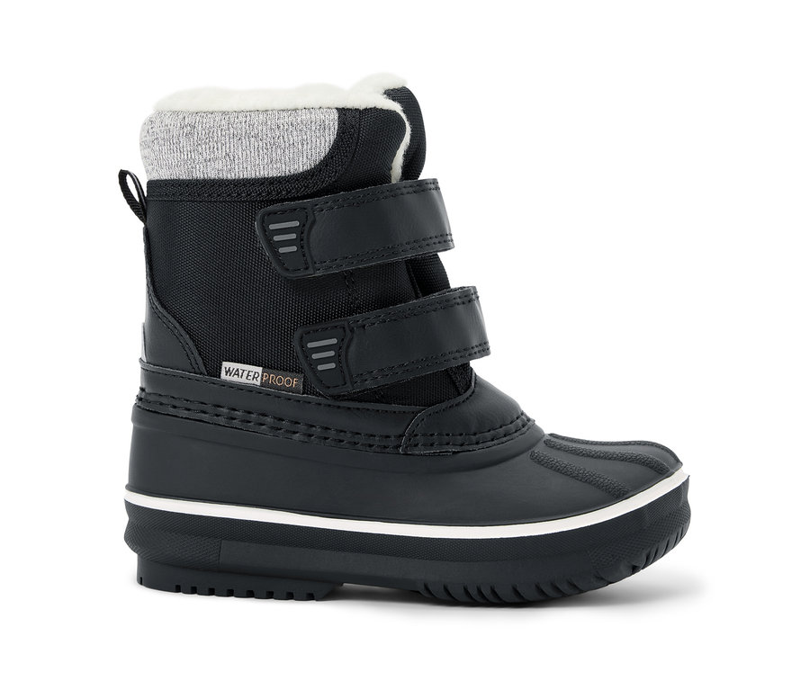 Fekete vízálló téli csizma két tépőzáras pánttal, szürke kötött mandzsettával, fehér béléssel és "WATER PROOF" felirattal. Fehér vonal a talp felett.
