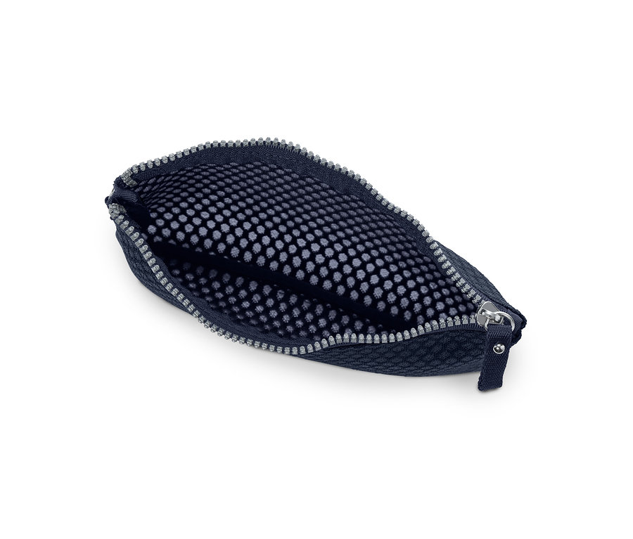 Egy nyitott kék színű 2 női táska szett közelről.