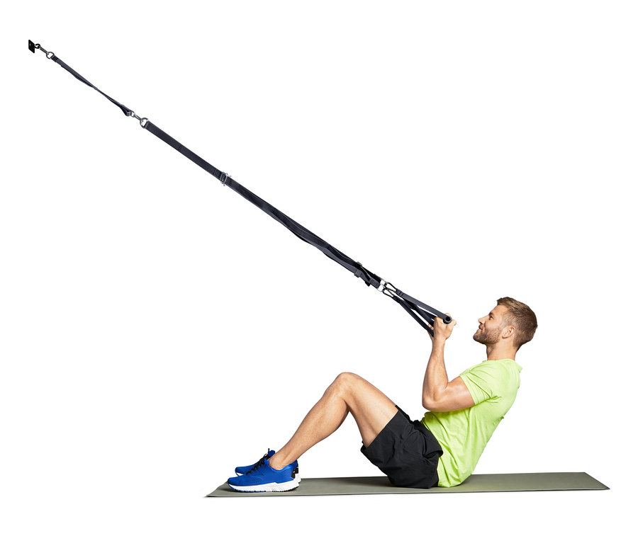 Férfi edz az Edzőheveder készlettel.