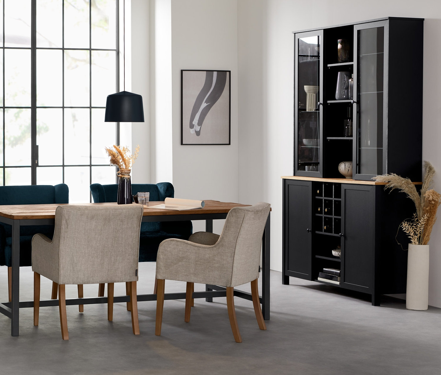Étkező fekete fém függőlámpával az asztal fölött. A háttérben egy tálalószekrény látható.