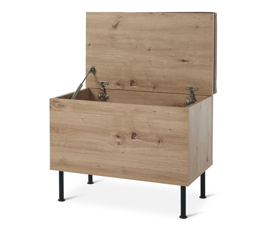 Egy nyitott pad tárolóval áll fekete lábakon.