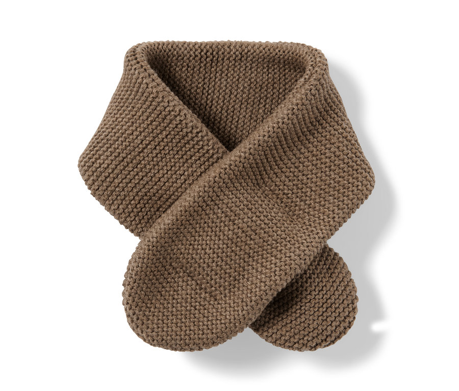 Barna kötött sál.