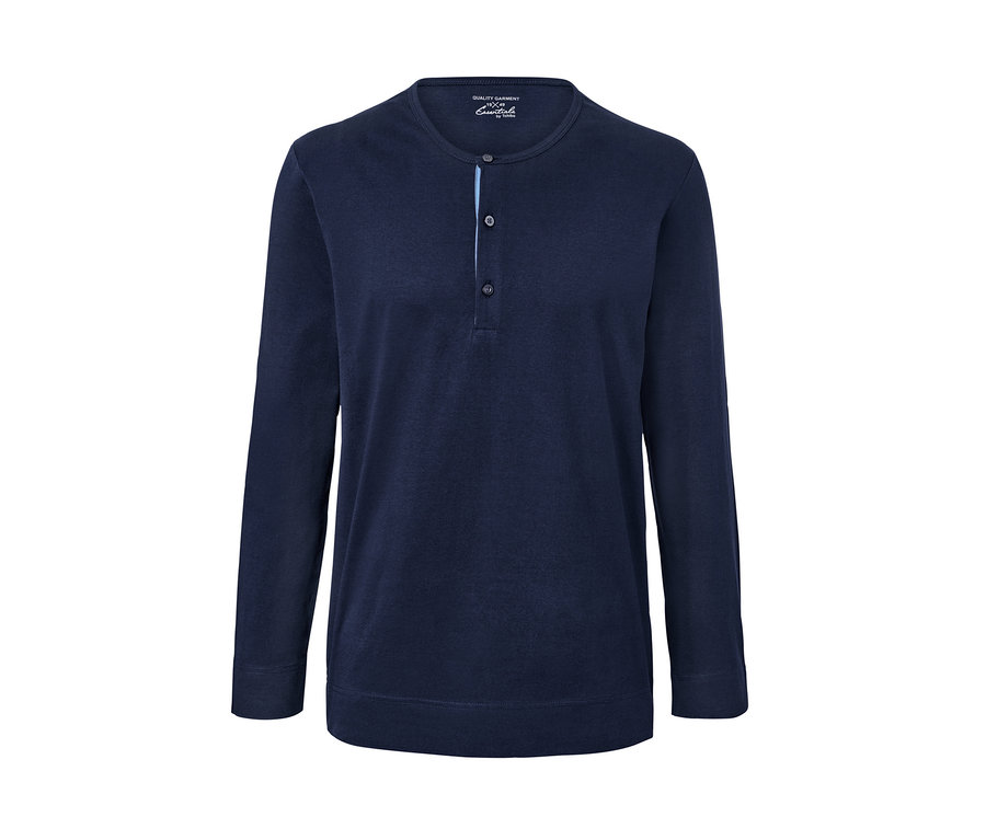 Sötétkék pizsama szövött nadrággal, hosszú ujjakkal és gombokkal.