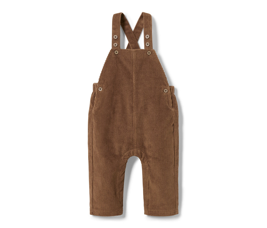 Egy barna kordbársony kisgyerek kantáros nadrág fehér háttérrel.