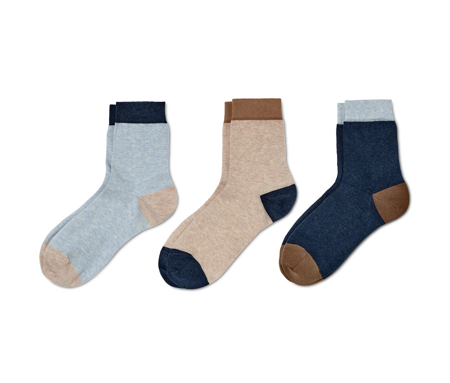 Három pár zokni kék, bézs és sötétkék színben.