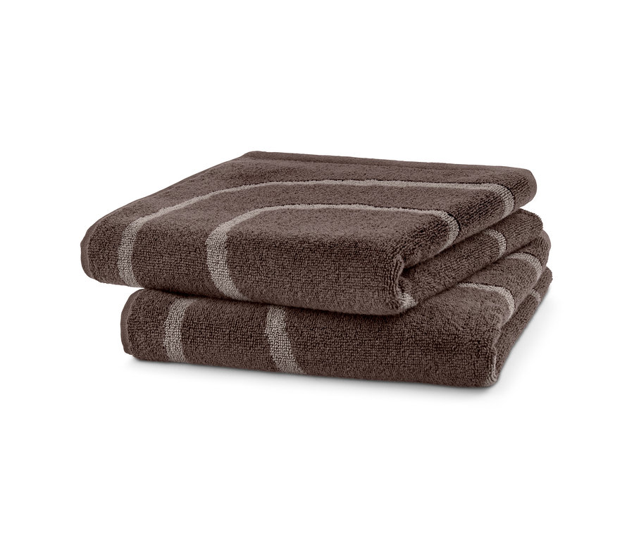 Két barna jacquard törölköző egymásra hajtva.