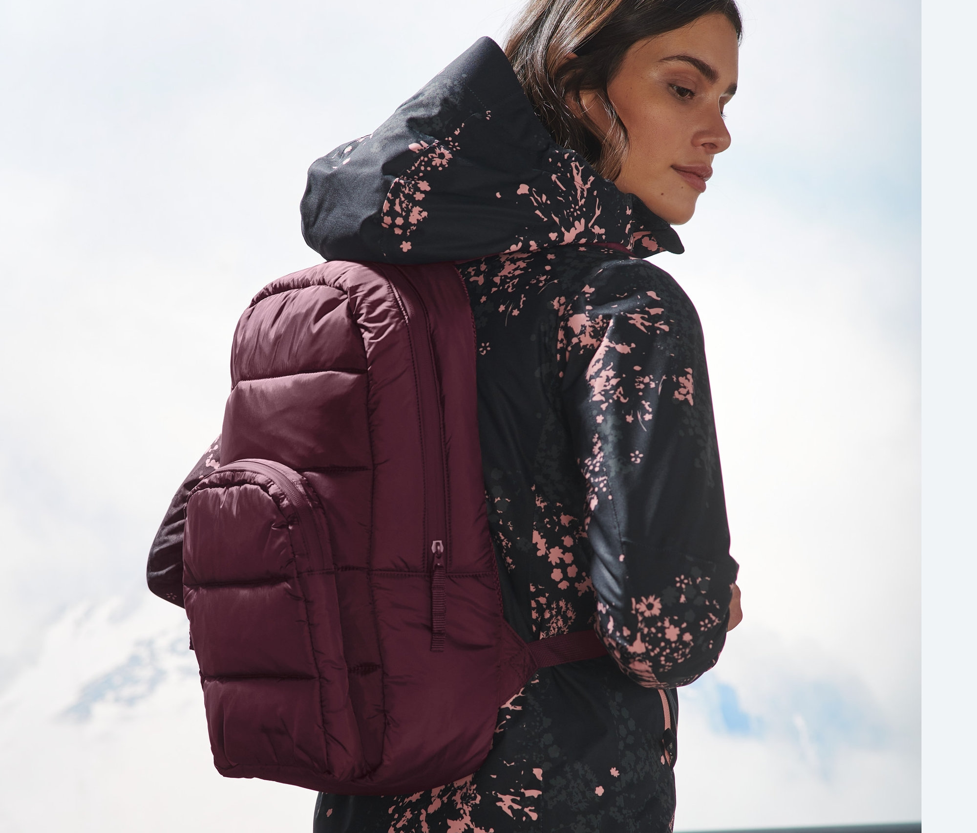 Nő steppelt hátizsákkal.