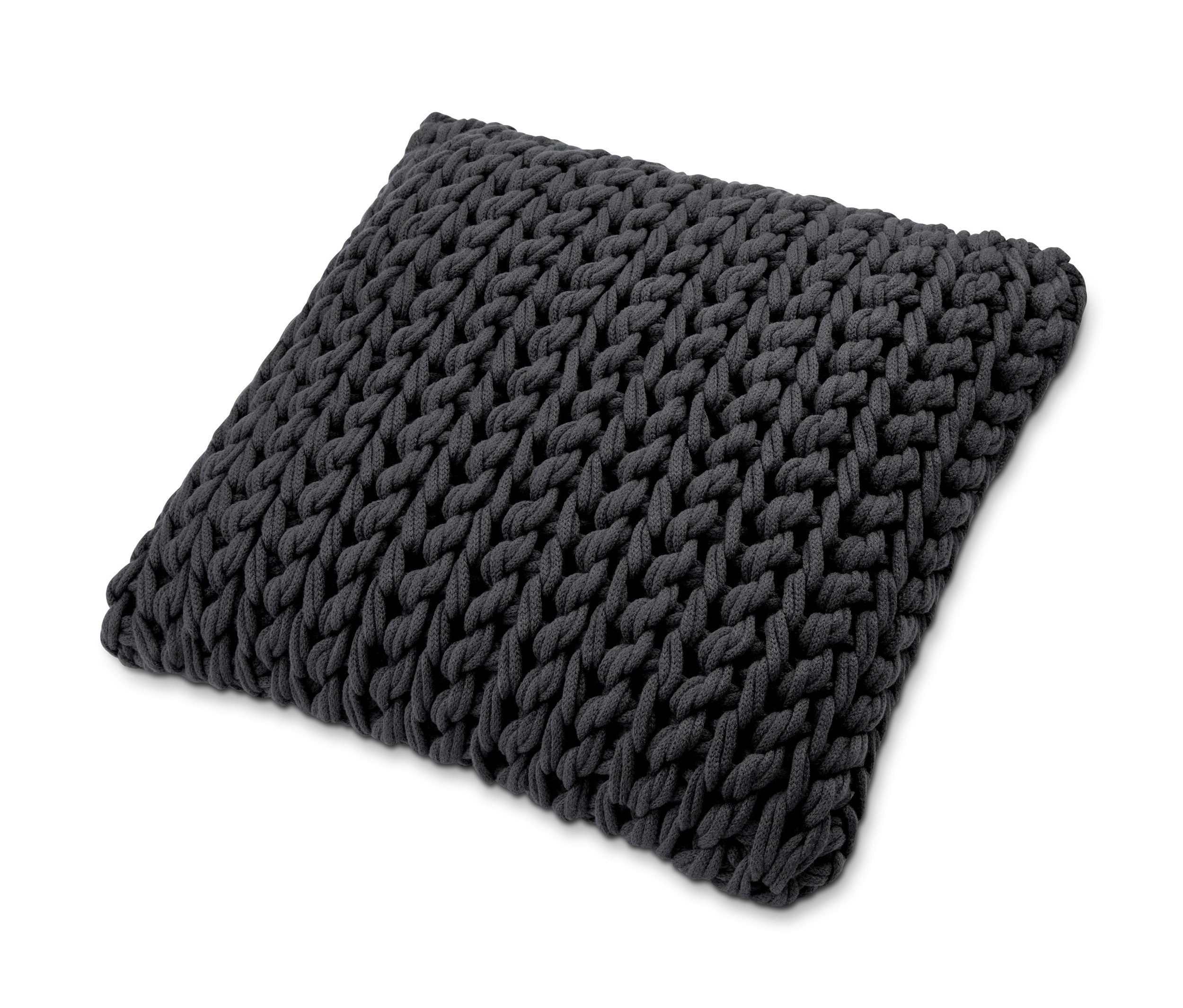 Kötött, sötétszürke díszpárnahuzat közelről.