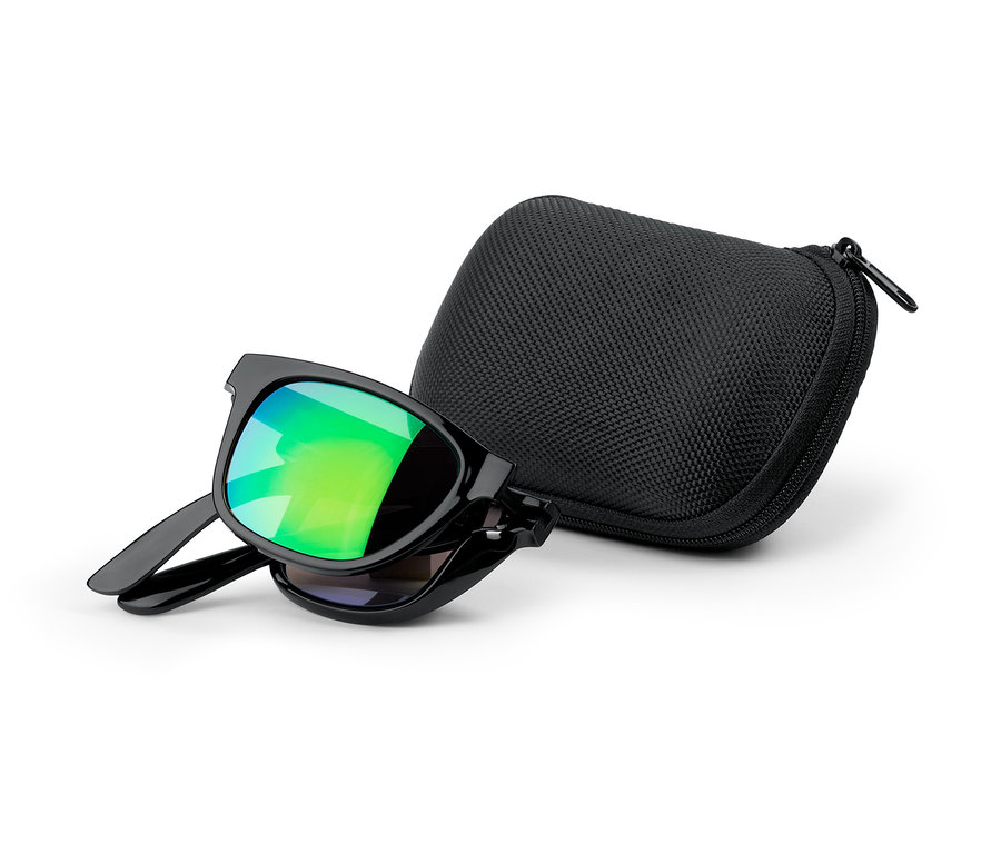 Egy összehajtható napszemüveg fekszik egy fekete tok mellett fehér alapon.