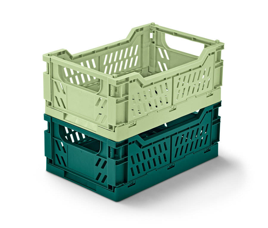 Két összecsukható tárolóláda van egymásra rakva. A felső láda világoszöld, az alsó sötétzöld.