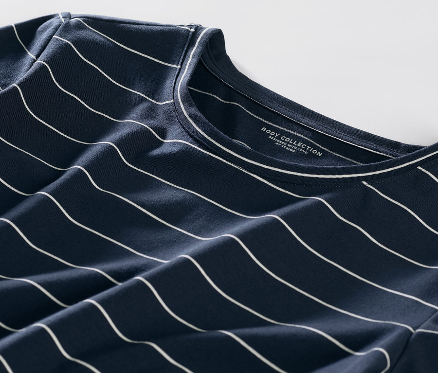 Kék-fehér csíkos pizsama részlete.