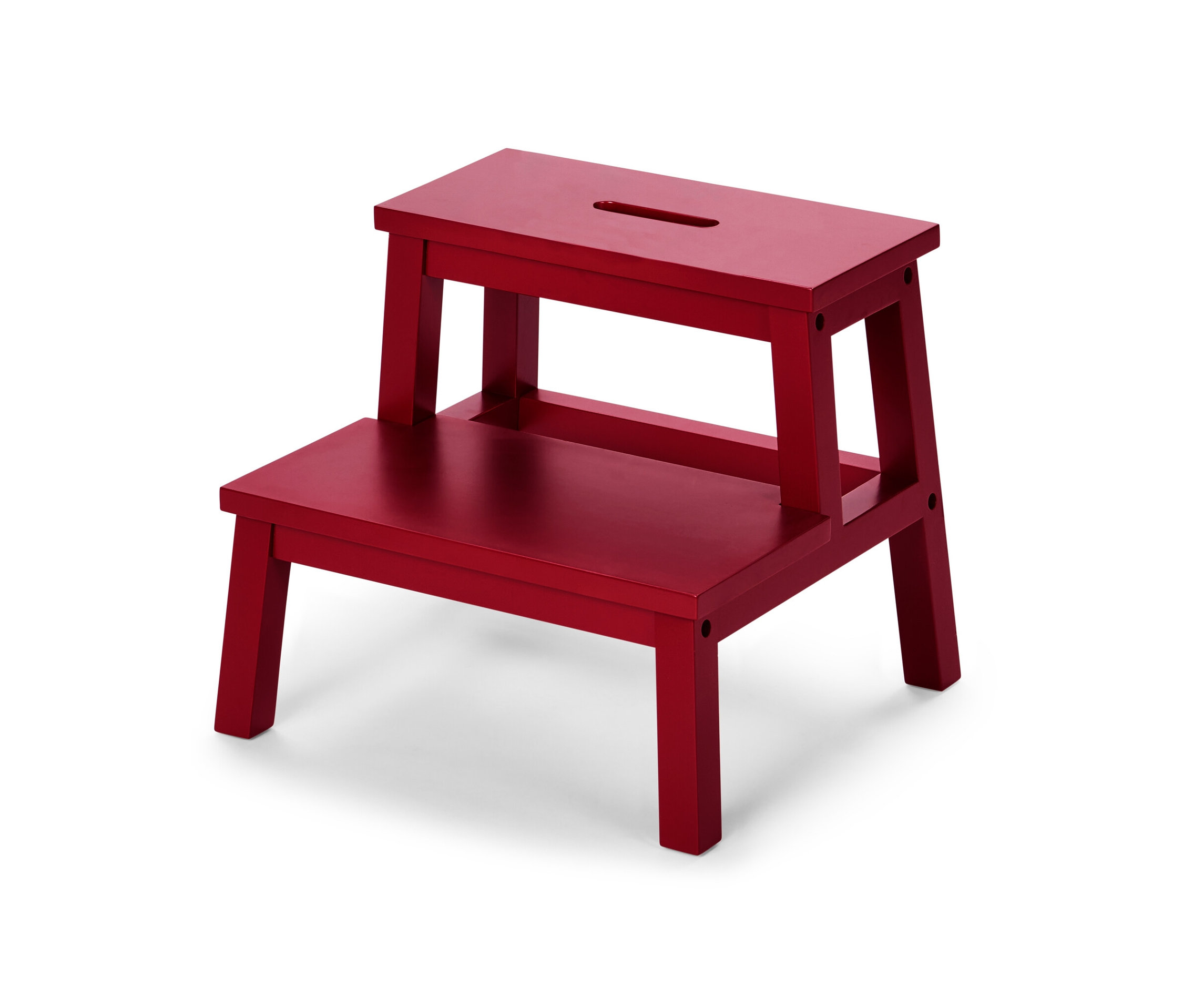 Egy piros fa fellépő két lépcsőfokkal, fehér háttérrel.