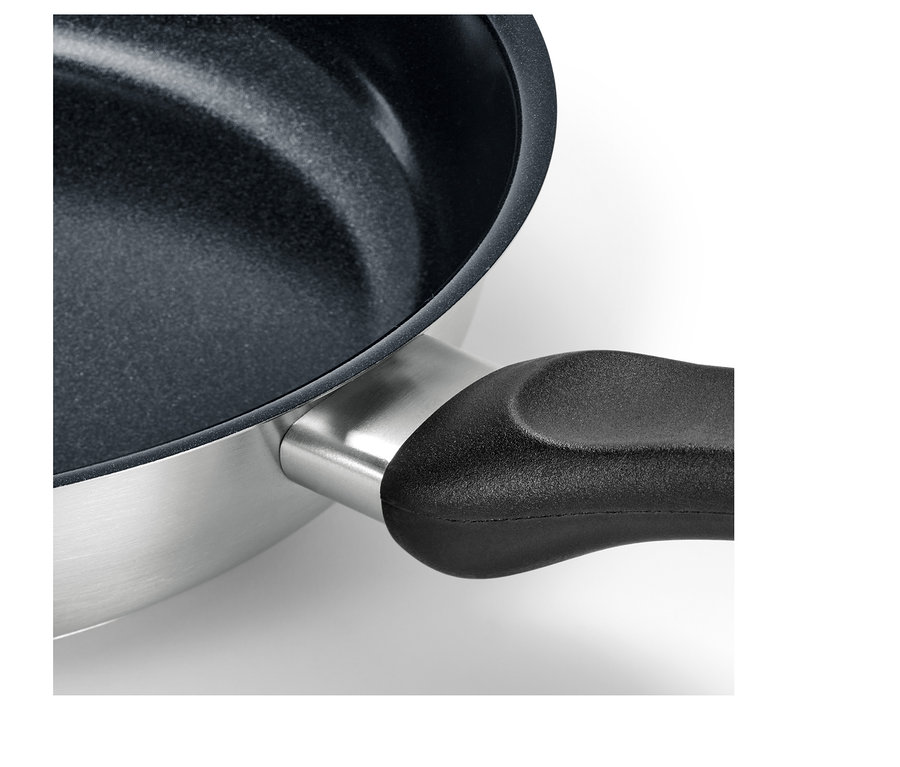 Közeli kép egy kiváló minőségű kerámiabevonattal ellátott rozsdamentes acél serpenyőről, fekete fogantyúval.