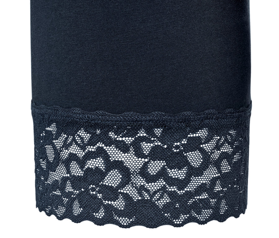 Közeli kép egy sötétkék, csipkés szélű női biciklisnadrágról.
