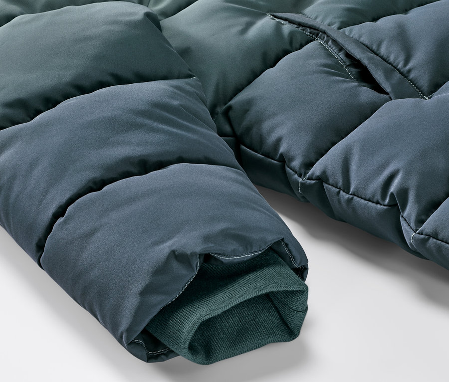 Egy színátmenetes gyerek termokabát részlete, mely az ujját és a kabát egy részét mutatja.