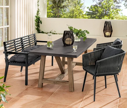 Kerti ülőgarnitúra kartámlás kerti paddal és Sun Garden kertipad-párnával, étkezőasztallal, textilhálós étkezőszékekkel és napelemes viharlámpával.