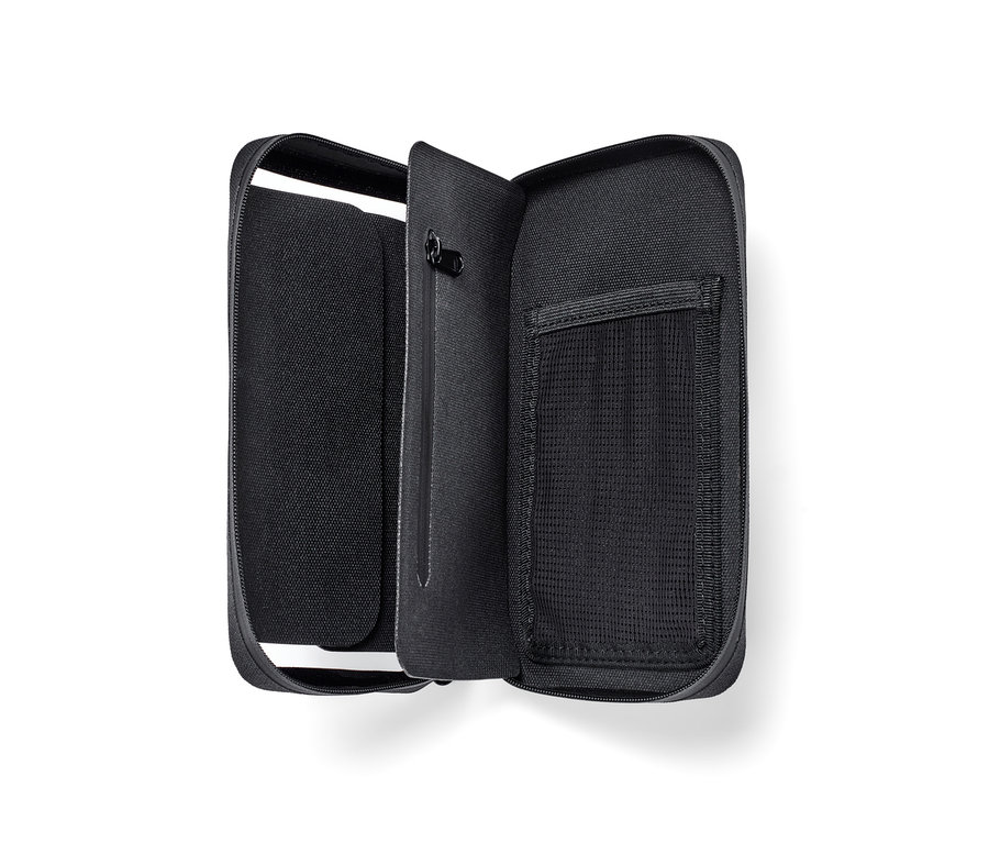 Egy nyitott, fekete, 2 az 1-ben okostelefon-táska zsebekkel és cipzárral.