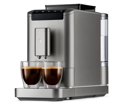 Egy »Esperto2 Caffè« automata kávéfőző, Titanium Silver színben, két kávéval teli pohárral.
