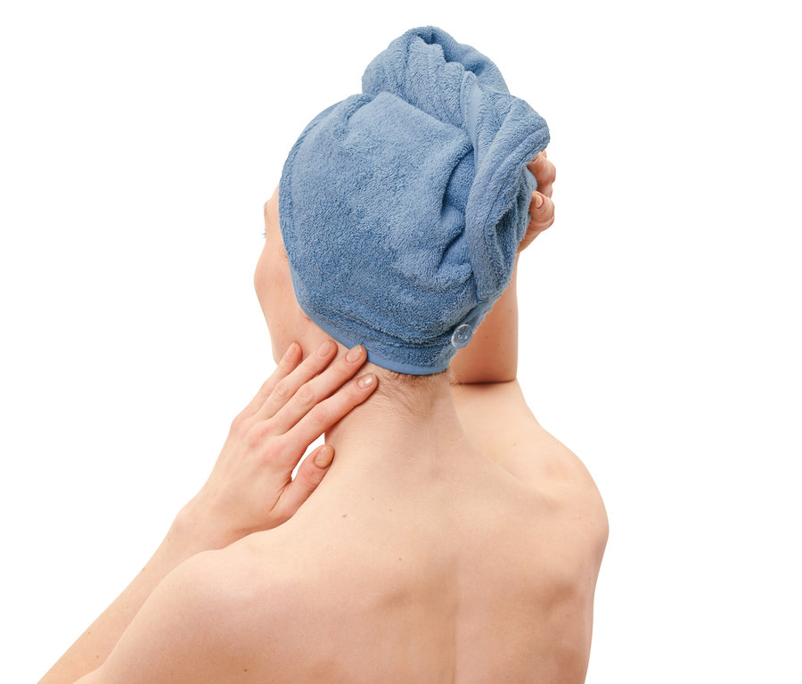 Nő turbán alakú törölközővel a fején.