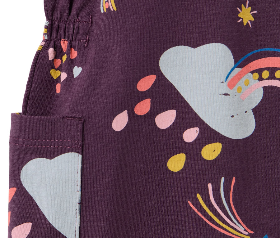 Lila kislány dzsörzéruha részlete szivárvány, csillag és szív mintákkal.