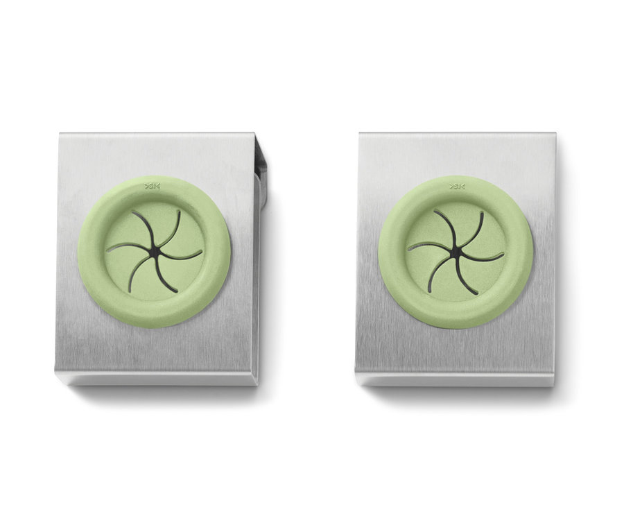 Két beakasztható konyharuha tartó.