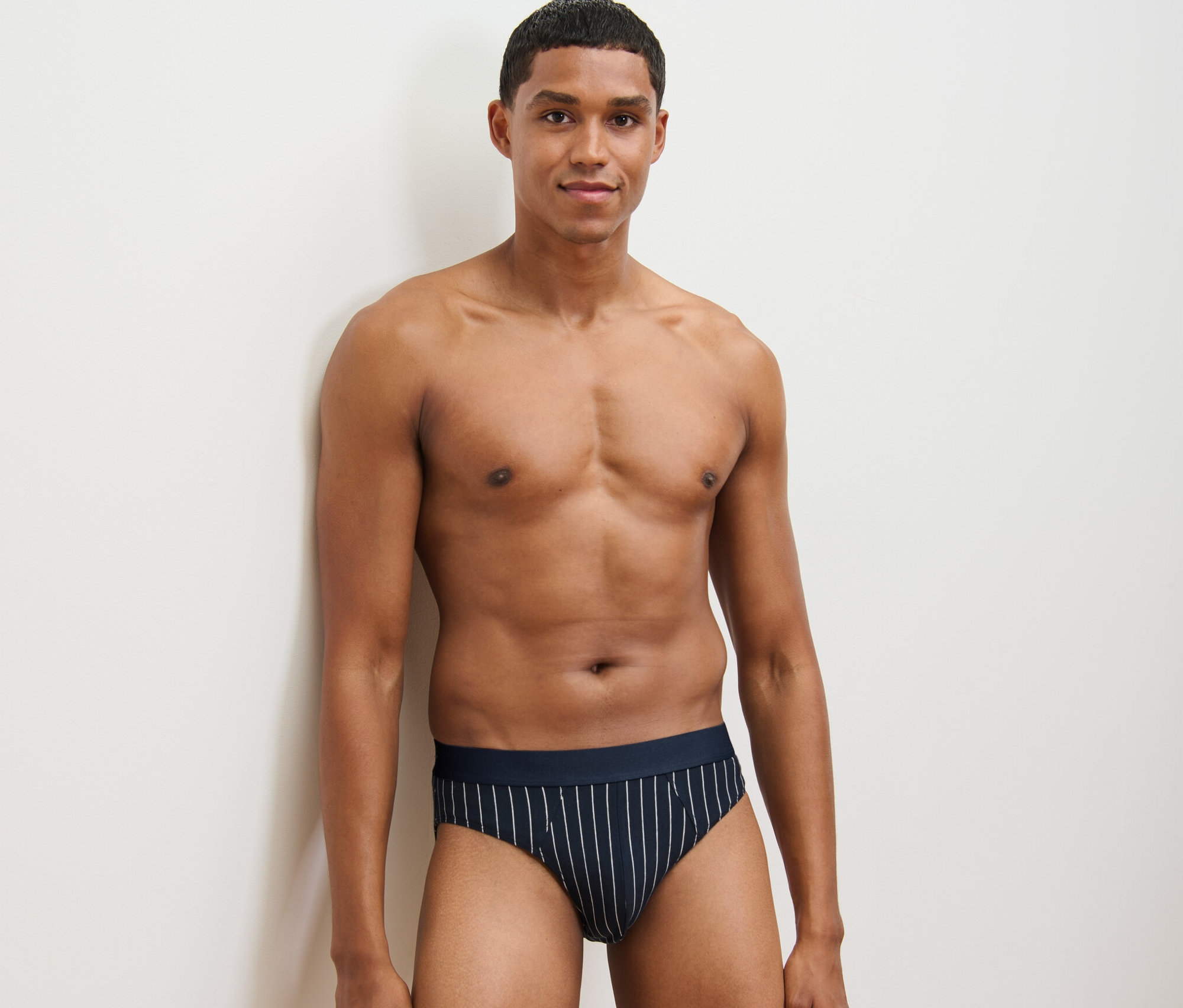 Férfi pózol egy csíkos 4 darabos alsóban.