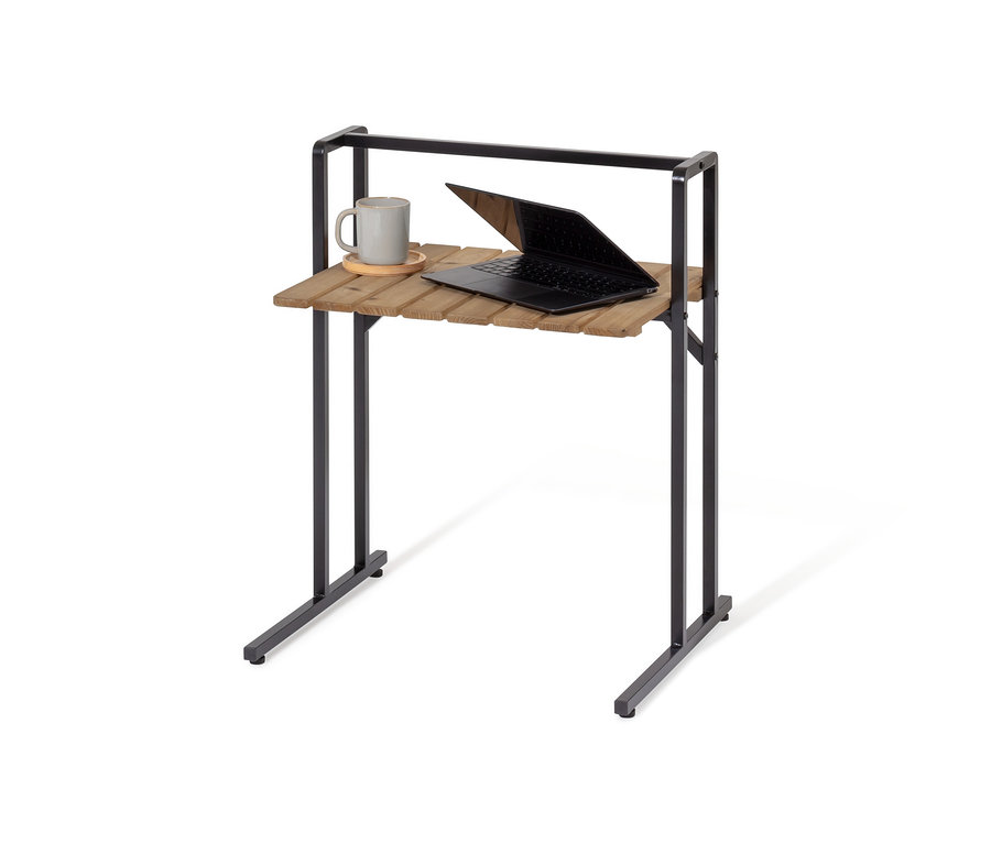 Egy Elin kerti kisasztalon egy szürke bögre és egy nyitott laptop található.