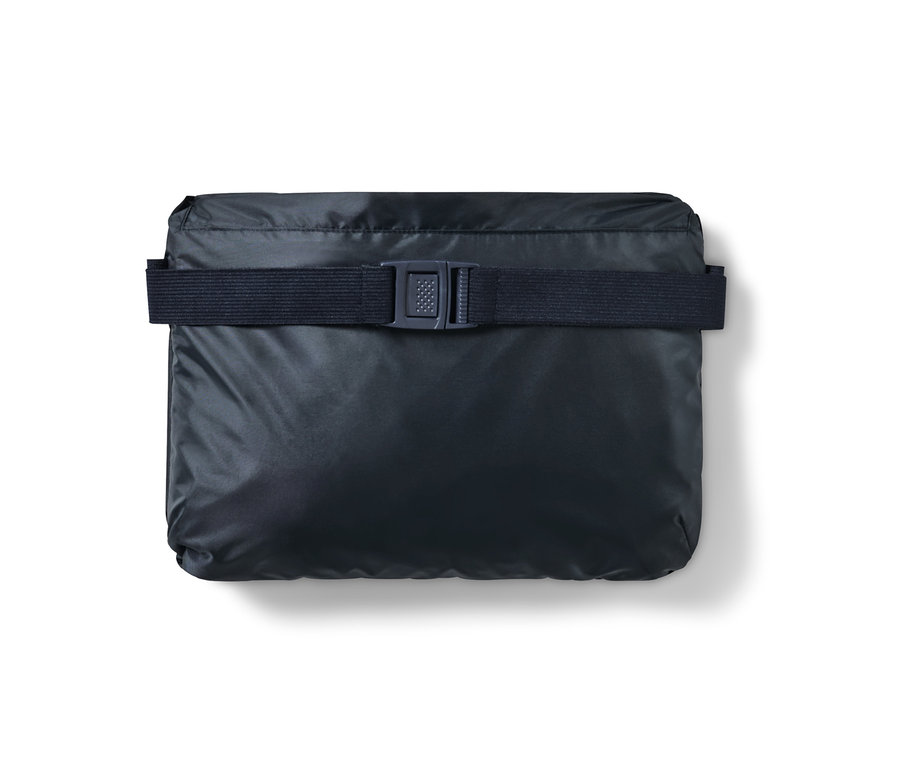 Egy összehajtott kék unisex esőponcsó hevederrel rögzítve.