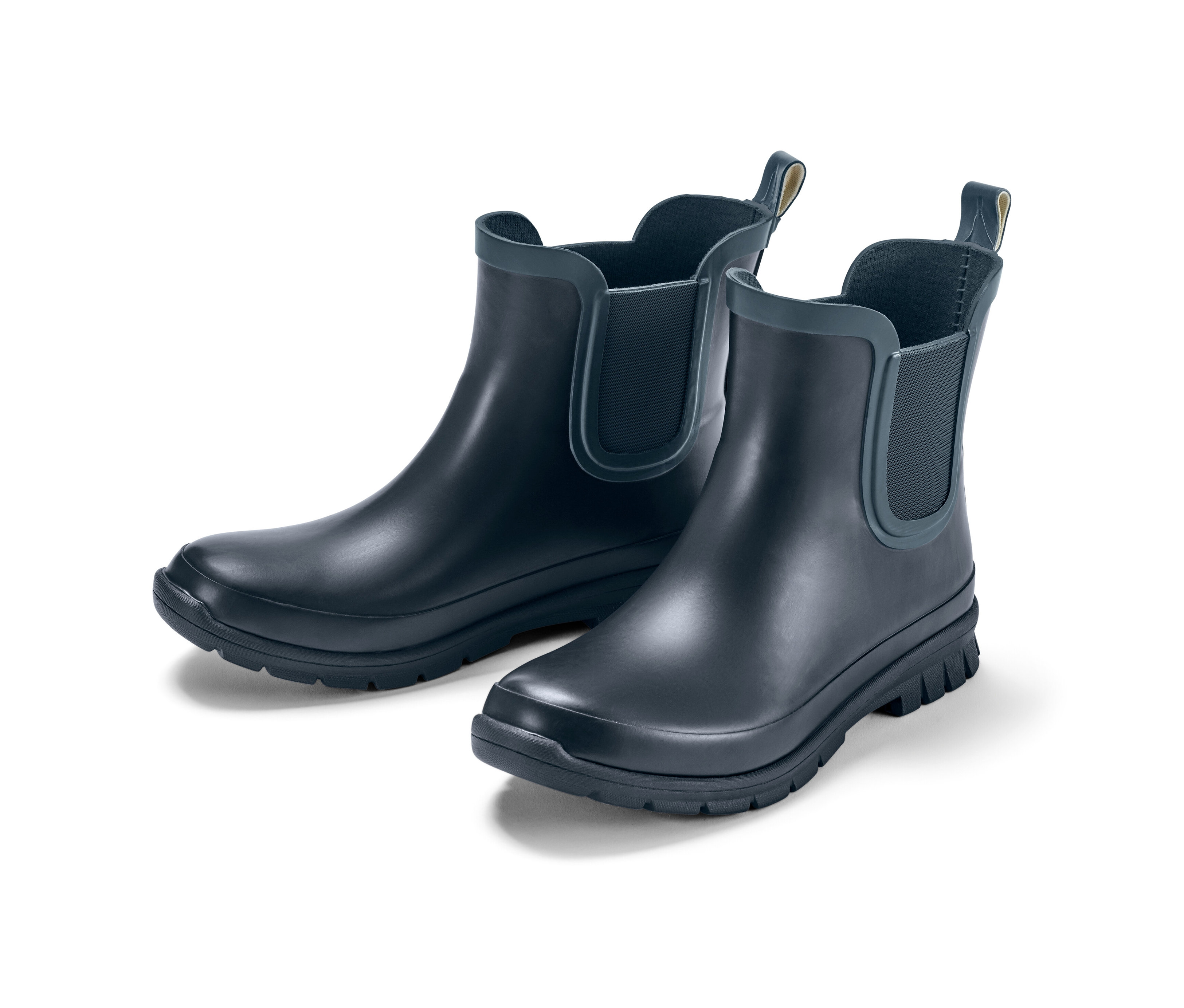 Egy pár sötétkék gyerek gumi bokacsizma fehér háttéren.