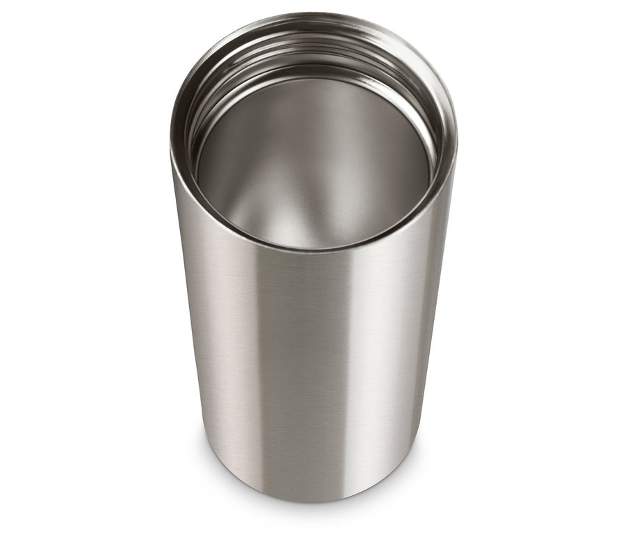 Egy ezüst színű, nemesacél kávésbögre.