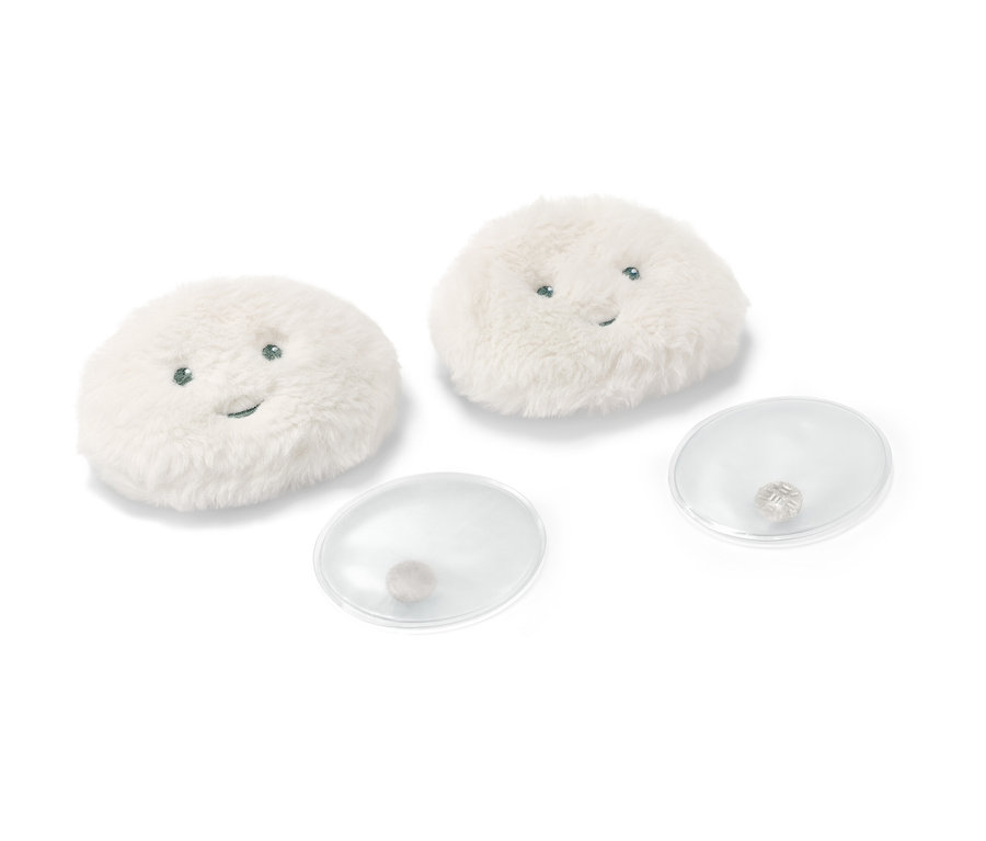 Két zsebmelegítő felhő párna és két átlátszó melegítő betét fehér háttéren.