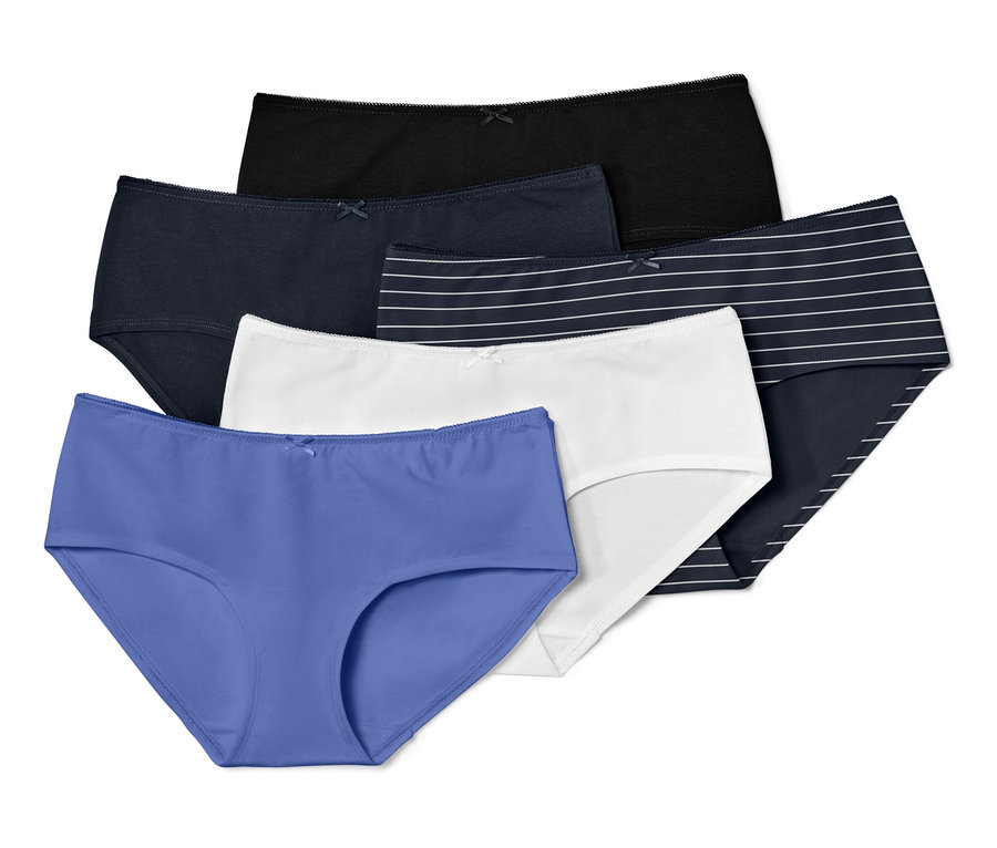 Öt különböző színű női alsó.