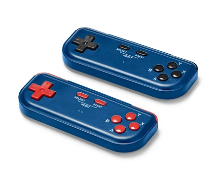 Két retro mini játékkonzol tévéhez, egy kék fekete gombokkal és egy kék piros gombokkal.