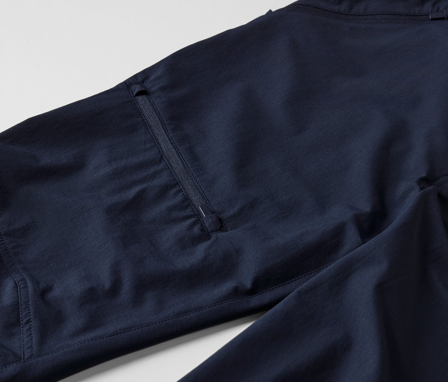 Egy sötétkék férfi túranadrág részlete.