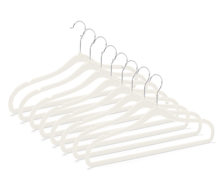 Nyolc krémszínű, különösen keskeny vállfa krómozott akasztóval.