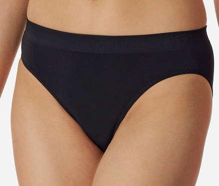 Egy nő részlete, aki fekete SCHIESSER Rió fazonú alsót visel.