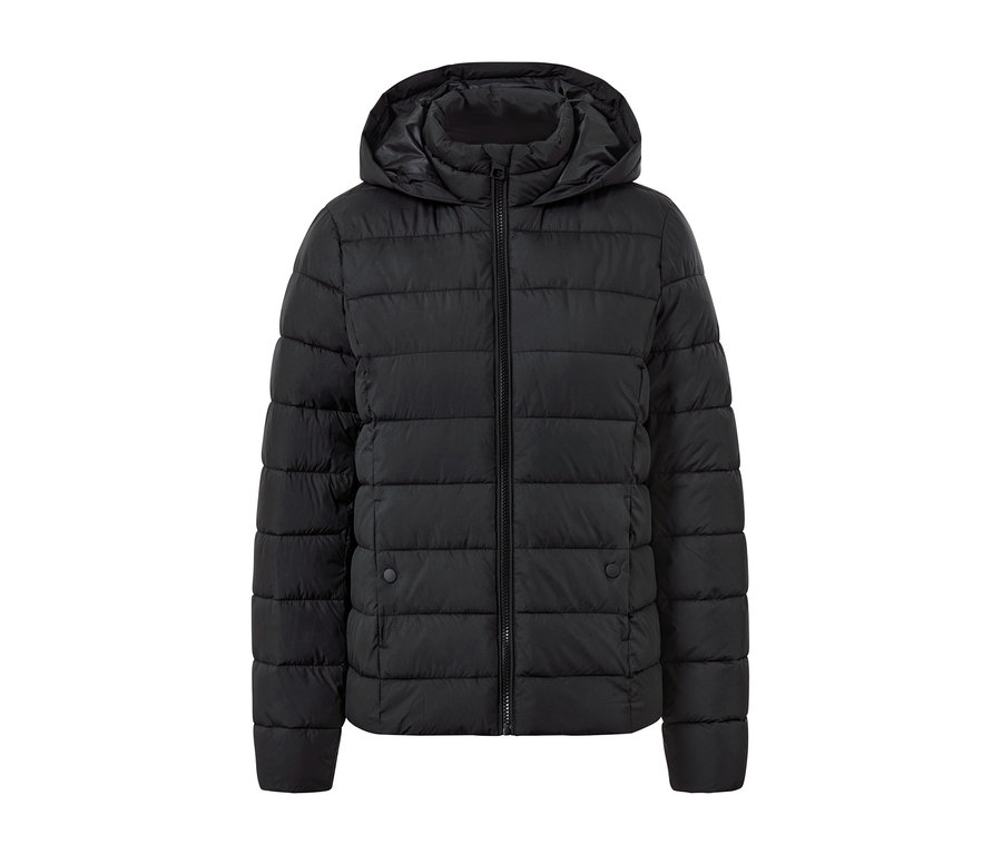 Fekete, kapucnis steppelt kabát.