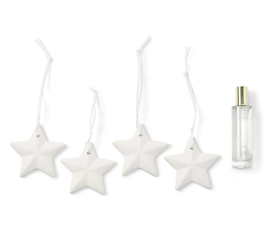 Négy fehér csillag zsinóron egy átlátszó spray-palack mellett.