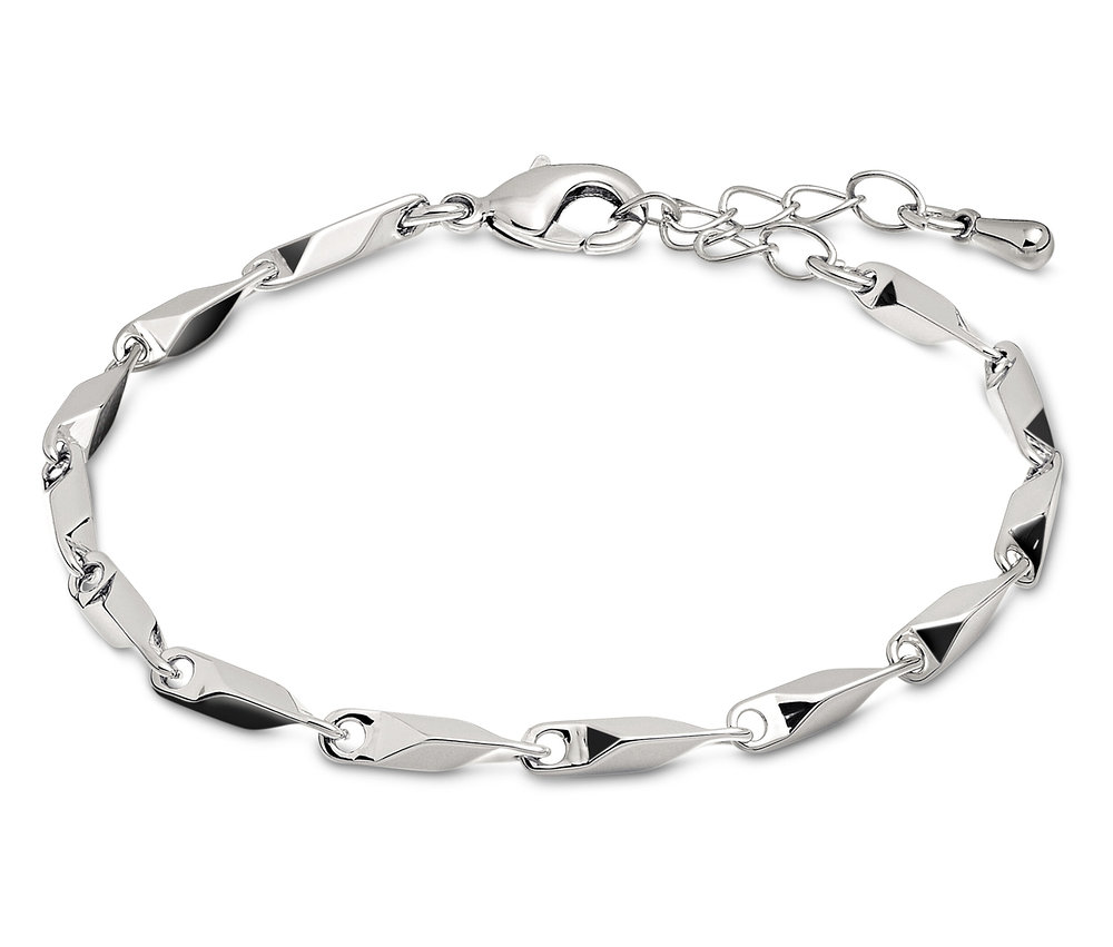 Ezüst karkötő dekoratív elemekkel, fehér háttérrel.