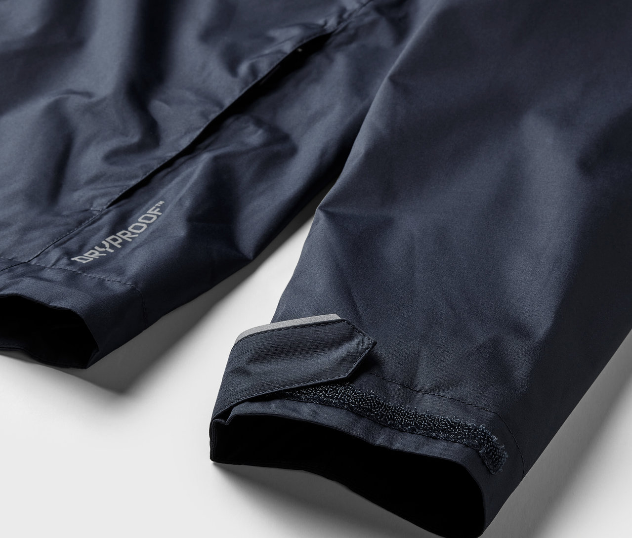 Tengerészkék esőkabát részlete.