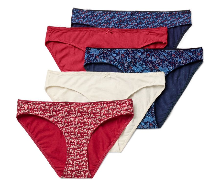 Öt különböző színű és mintázatú női alsónemű egymáson.
