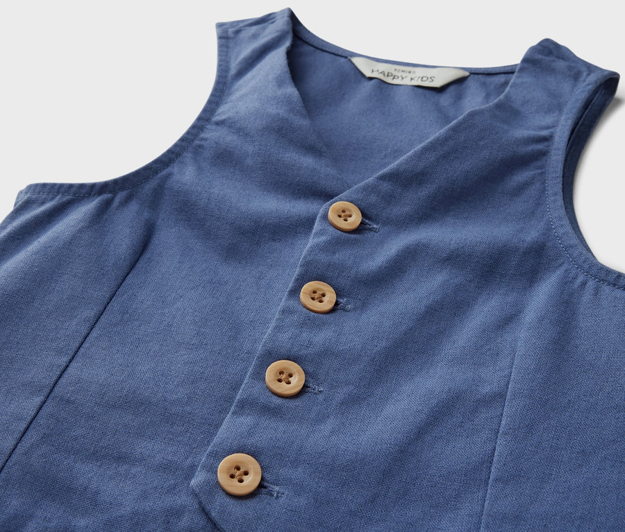 Kék színű gyerekmellény barna gombokkal.