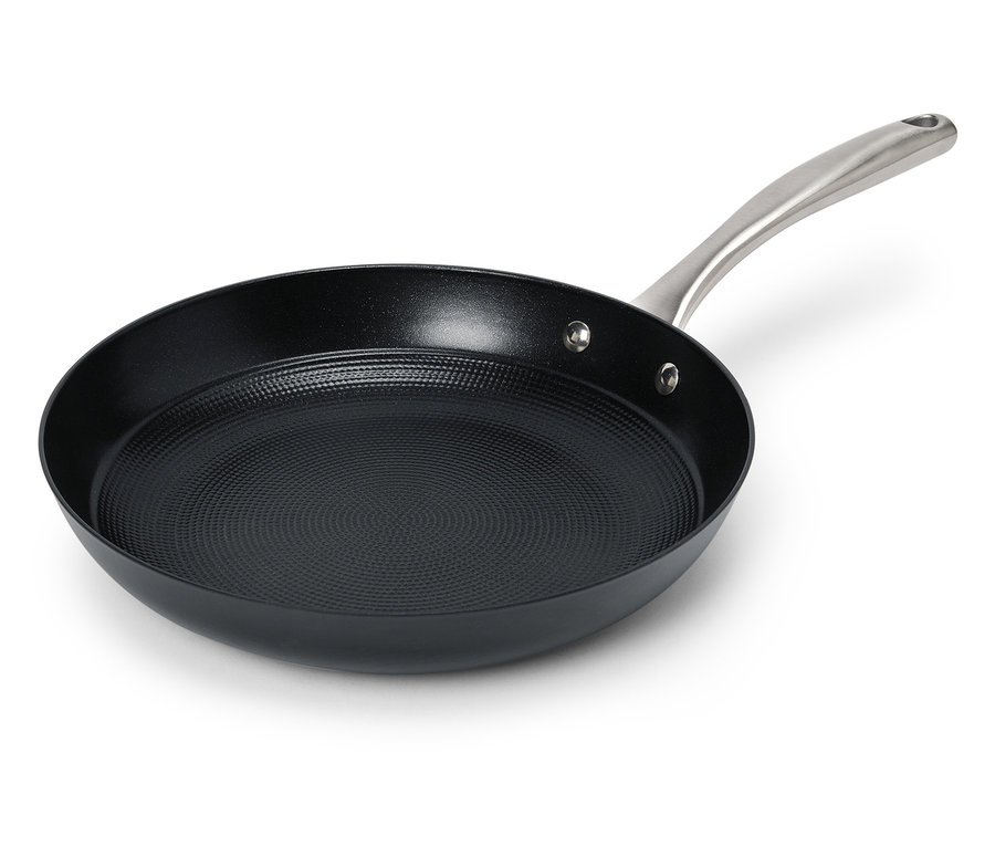 Fekete serpenyő rozsdamentes acél fogantyúval, fehér háttérrel.