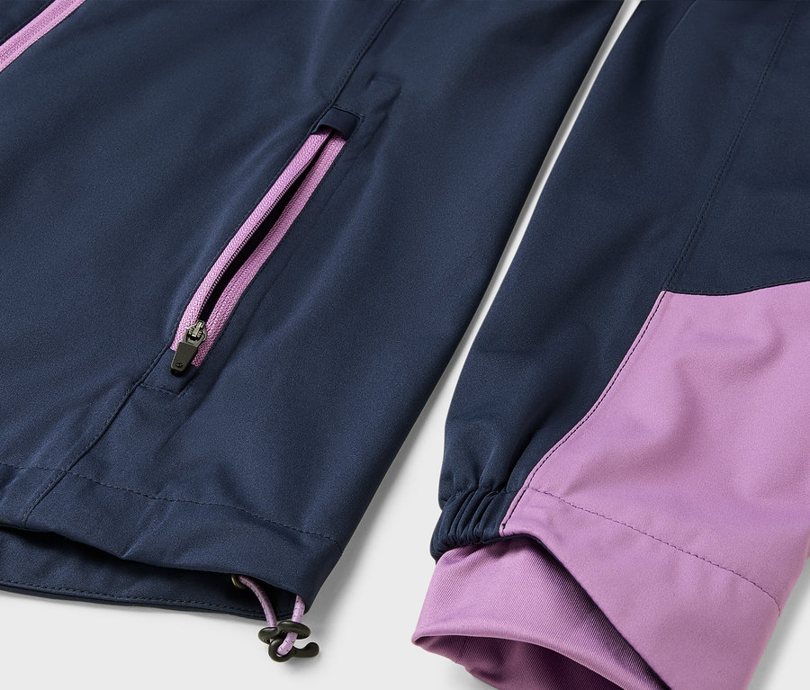 Egy Rad-Regenjacke részlete lila részletekkel.