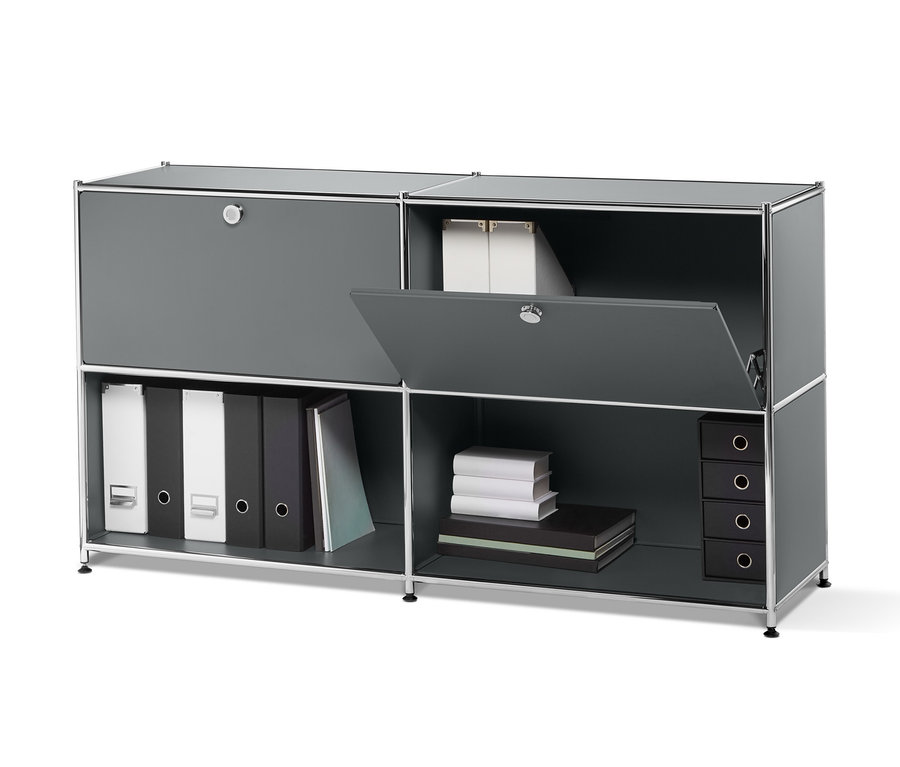 Szürke fém polcos komód 2 áthelyezhető, lenyíló ajtóval, polcokon könyvekkel és iratrendezőkkel.